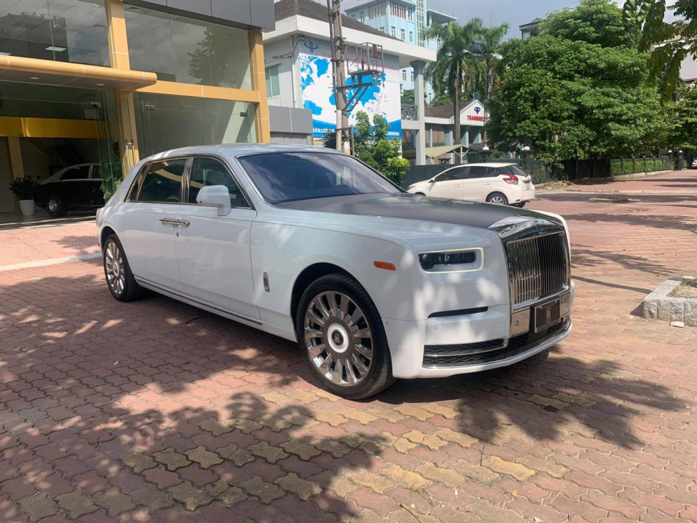 Tuy nhiên, đó là khi xét về số lượng xe Rolls-Royce Phantom VIII, còn về phần chất lượng có vẻ như các đại gia Việt đã nhỉnh hơn giới nhà giàu Asean khi nhanh tay tậu đến 2 trong tổng số 25 chiếc xe siêu sang Rolls-Royce Phantom Tranquillity được sản xuất trên toàn thế giới.