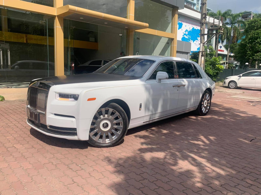 Dòng xe siêu sang Rolls-Royce Phantom đã bước sang thế hệ thứ 8 và các đại gia Việt có cuộc đua mua sắm mẫu xe này có phần yếu thế hơn các nhà giàu ở Đông Nam Á như Singapore, Thái Lan hay thậm chí là Campuchia.