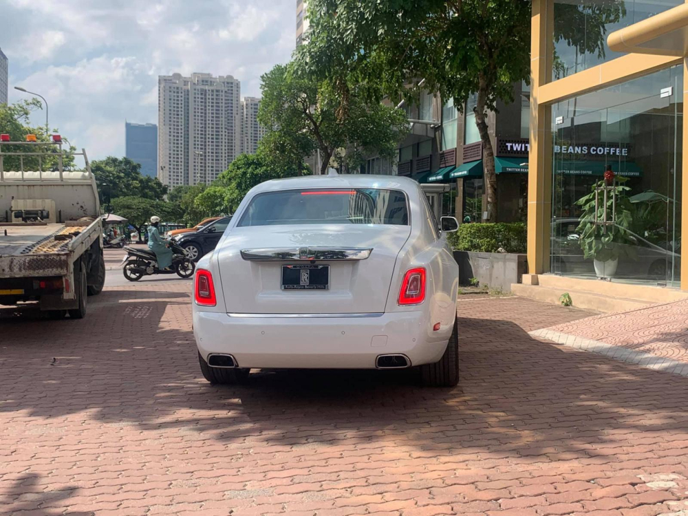 Vòng ra bên hông xe, chiếc xe siêu sang Rolls-Royce Phantom Tranquillity có bộ mâm đa chấu kép mạ crôm nhưng viền chụp mâm lại hoàn thành màu trắng, đây là đặc điểm riêng biệt của những chiếc xe siêu sang Rolls-Royce Phantom phiên bản Tranquillity.