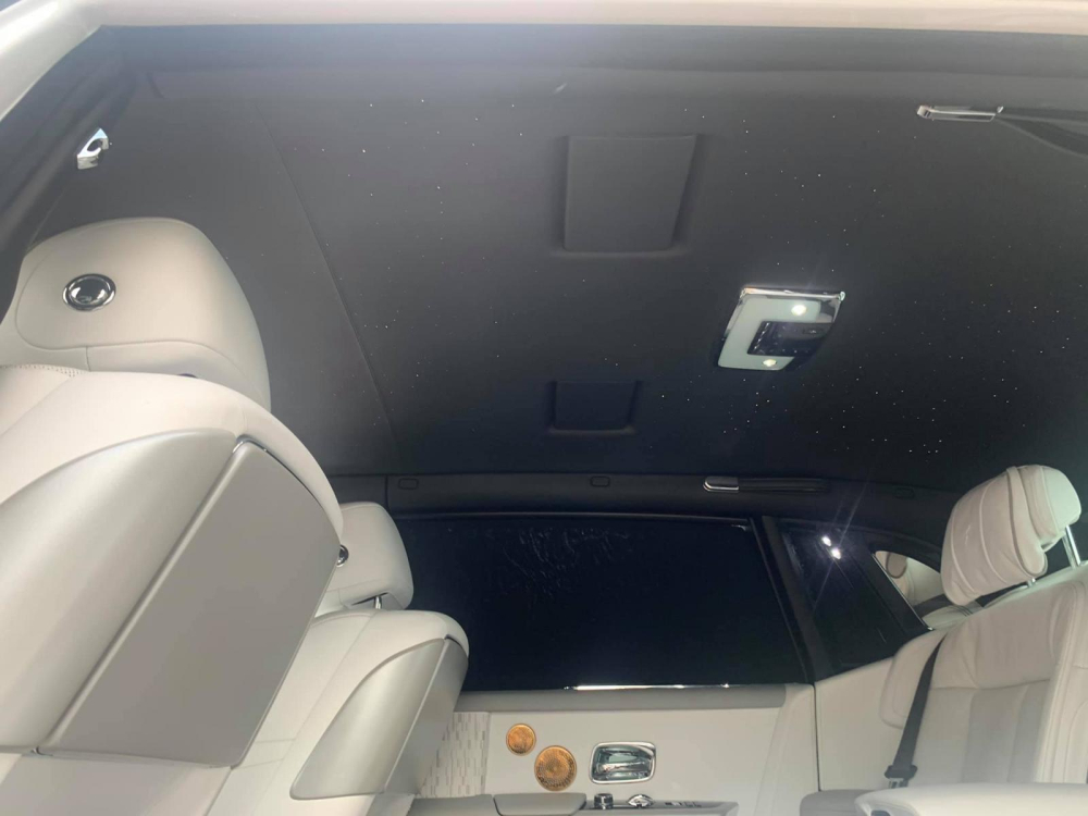 Khá đáng tiếc rằng Rolls-Royce Phantom Tranquillity không có gì nâng cấp ở hệ truyền động. Dựa trên phiên bản Rolls-Royce Phantom thế hệ thứ 8, vì thế, Rolls-Royce Phantom Tranquillity sử dụng khối động cơ V12, tăng áp kép, dung tích 6,75 lít, tạo ra công suất tối đa 563 mã lực, mạnh hơn 110 mã lực so với thế hệ thứ 7 và mô-men xoắn cực đại đạt 900 Nm, tăng 180 Nm so với thế hệ cũ.