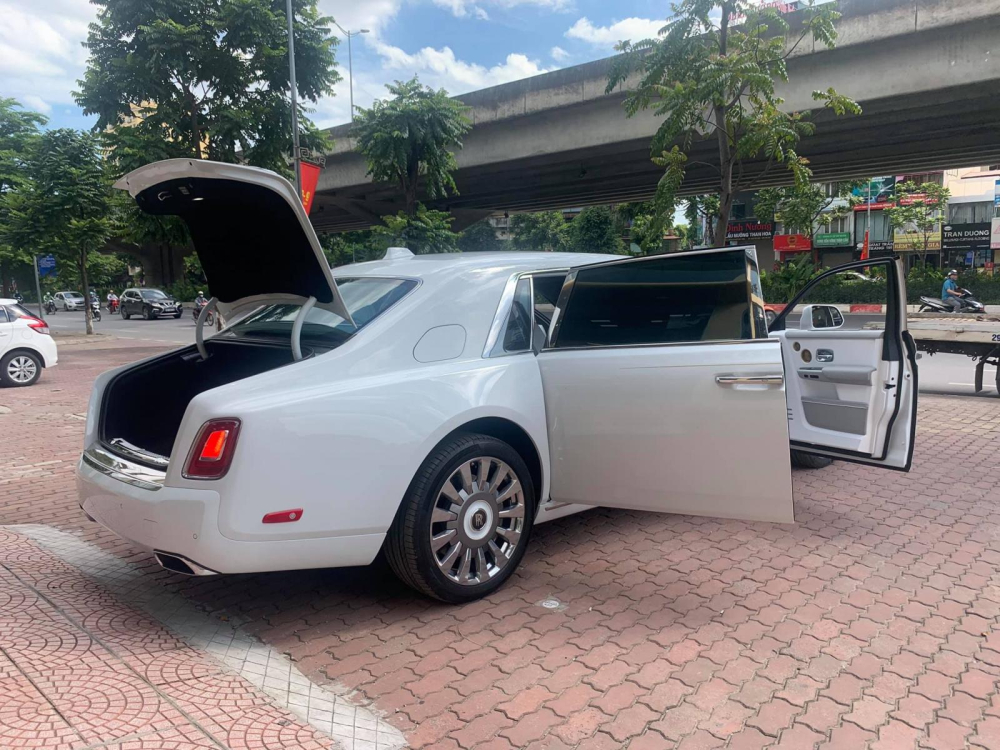 Hiện chưa rõ giá xe Rolls-Royce Phantom phiên bản Tranquillity khi về Việt Nam, chỉ biết rằng, Rolls-Royce Phantom Tranquillity có giá lên đến 17,7 tỷ đồng tại thị trường Dubai.