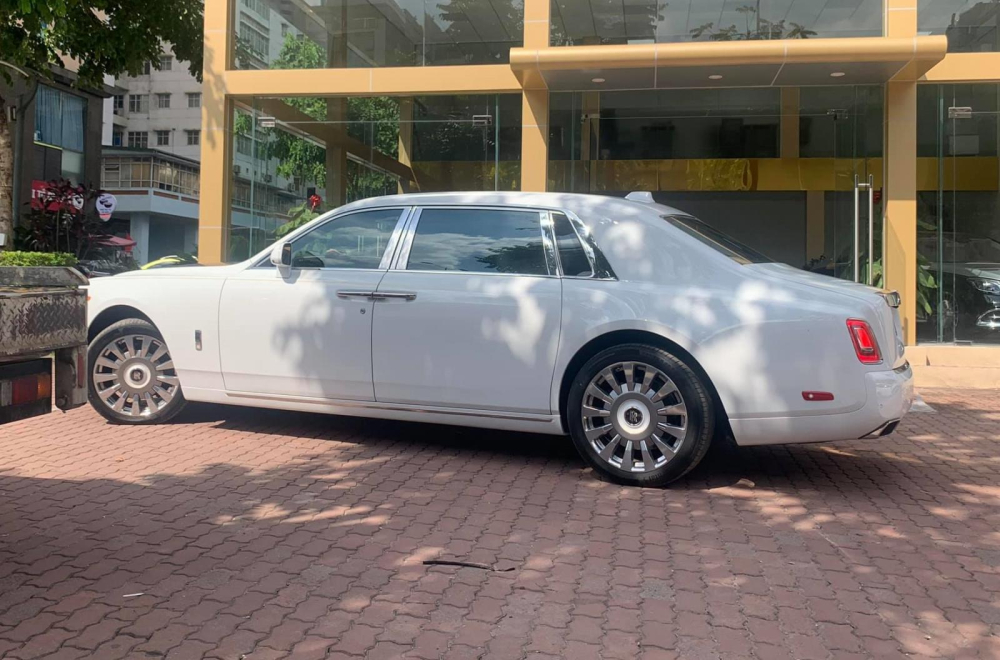 Rolls-Royce Phantom Tranquillity được tạo ra với một ngoại thất và nội thất lấy ý tưởng từ các tên lửa không gian Skylark của Anh, vệ tinh Voyager của NASA, vùng tối và sáng của mặt trăng hay đến cả các chi tiết mạ vàng lấp lánh.