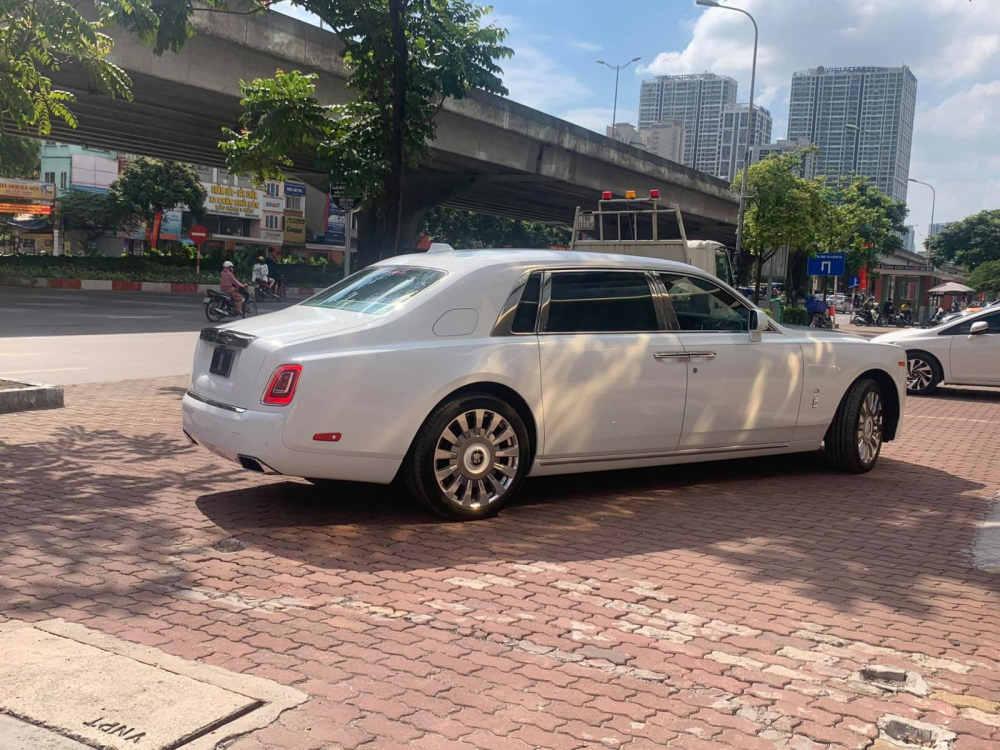 Để phân biệt chiếc xe siêu sang Rolls-Royce Phantom Tranquillity thứ 2 về Việt Nam so với chiếc Rolls-Royce Phantom Tranquillity đang ở Thanh Hoá phải kể đến chi tiết đèn phản quang của 2 xe có cách phối màu khác nhau. Trong khi chi tiết này trên Rolls-Royce Phantom Tranquillity đầu tiên về Việt Nam là màu trắng thì trên chiếc Rolls-Royce Phantom Tranquillity lại có màu cam của thị trường Mỹ.