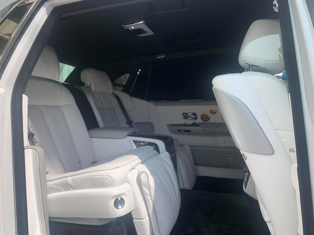 Bộ điều khiển âm lượng của xe siêu sang Rolls-Royce Phantom Tranquillity còn được chế tạo từ thiên thạch Muonionalusta. Hệ thống loa là Bespoke Audio có màu vàng rất độc đáo và sang trọng. Trên bậc cửa của mỗi chiếc Rolls-Royce Phantom Tranquillity đều có dòng chữ mang ý nghĩa đây là 1 trong 25 xe sản xuất thế giới.