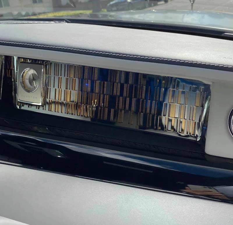 Chưa hết, bảng điều khiển trung tâm của chiếc xe siêu sang Rolls-Royce Phantom Tranquillity được làm từ nhiều vật liệu đặc biệt như thép không gỉ, vàng 24k và hợp kim nhôm dùng trong không gian vũ trụ.