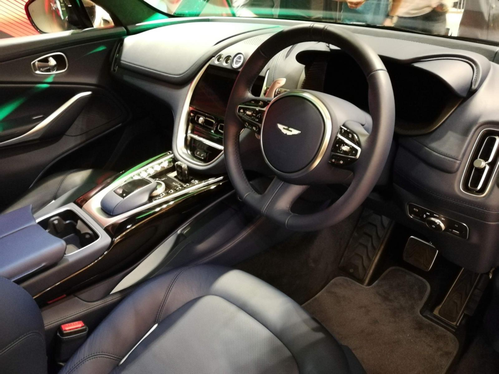 Khoang lái của Aston Martin DBX mới ra mắt tại Malaysia