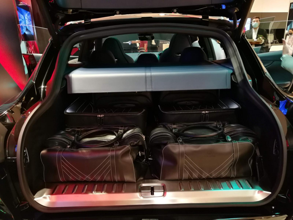 Khoang hành lý của Aston Martin DBX có thể tích 632 lít