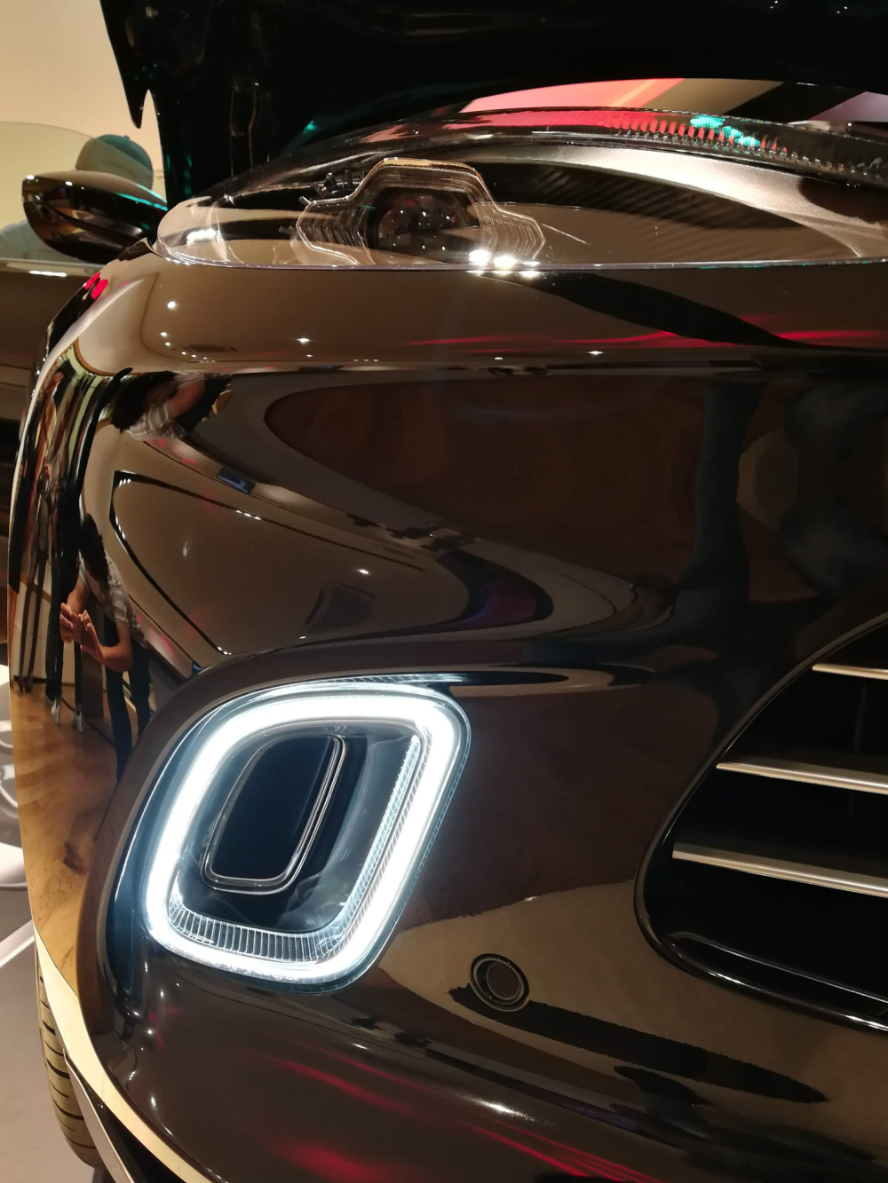Dải đèn LED chiếu sáng ban ngày của Aston Martin DBX