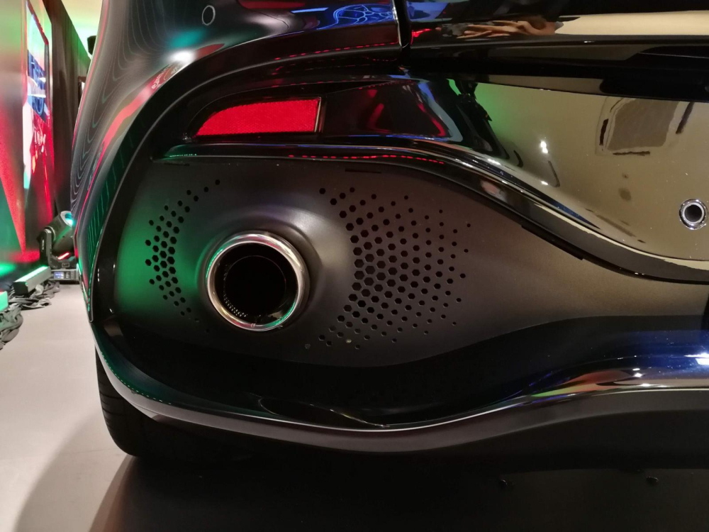 Aston Martin DBX 2020 có vận tốc tối đa 291 km/h