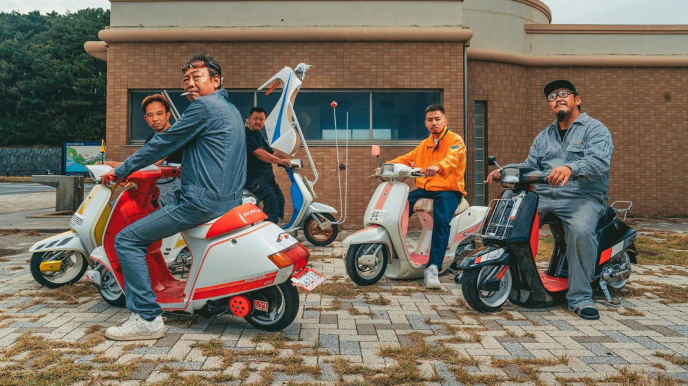 Butaketsu, 42 tuổi, nói rằng nhóm độ xe Honda Tact của mình luôn chú ý tới từng chi tiết xe, cố gắng giữ mọi thứ đúng chất cổ phù hợp tuổi xe, đồng thời khéo léo bổ sung phụ tùng hiện đại.