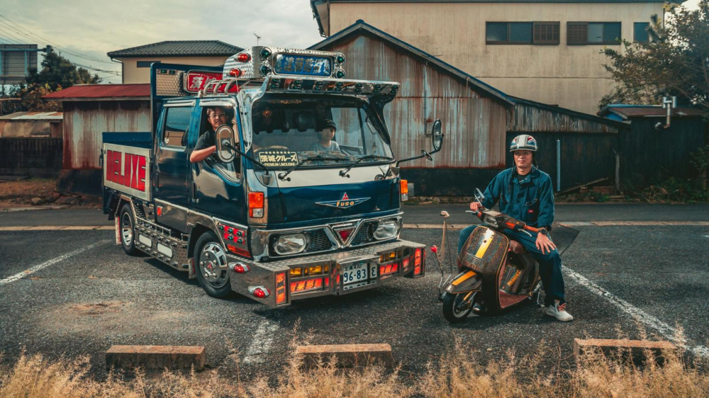 Yoshitaka Suenaga, 40 tuổi, chủ nhân của một chiếc Honda AF09 Super Tact độ theo kiểu xe tải Dekotora, cho biết xe kiểu này rất dễ lái và có bạn chạy cùng thì cực vui