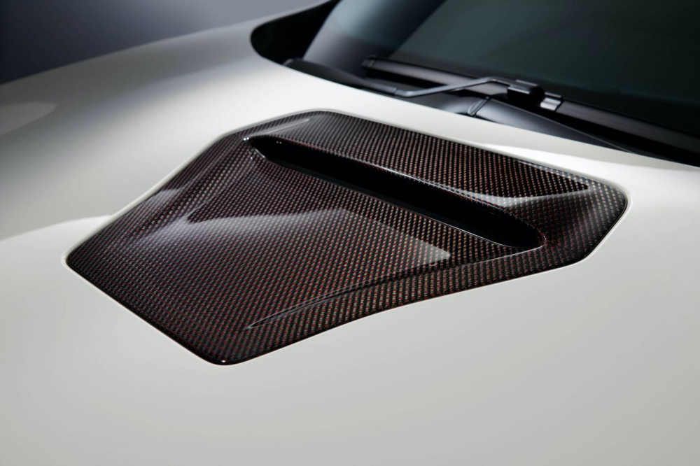 Hốc gi&oacute; bằng sợi carbon với v&acirc;n rất r&otilde; tr&ecirc;n nắp ca-p&ocirc; của Honda Civic Type R 2021