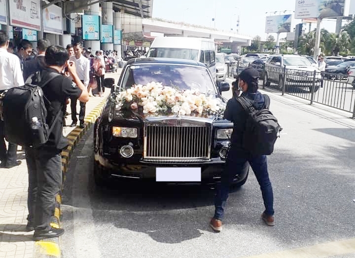 Rolls-Royce Phantom Oriental Sun của &ocirc;ng L&ecirc; Thanh Thản tham gia rước d&acirc;u