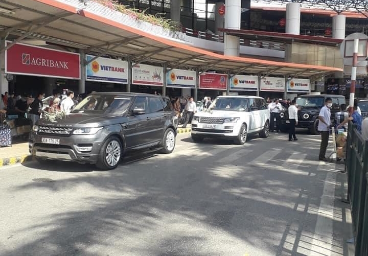 Cặp đ&ocirc;i Rang Rover v&agrave; ph&iacute;a  sau l&agrave; Mercedes-AMG G63 Edition 1