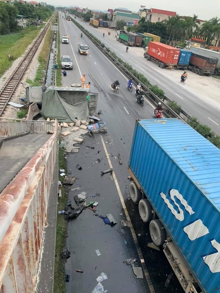 Chiếc ô tô tải cũng bị biến dạng sau vụ tai nạn