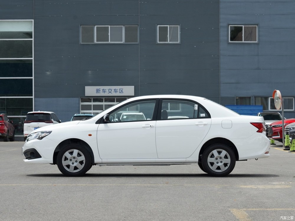 B&ecirc;n sườn&nbsp;của BYD F3 to&aacute;t l&ecirc;n một thiết kế sedan đơn giản, lỗi thời
