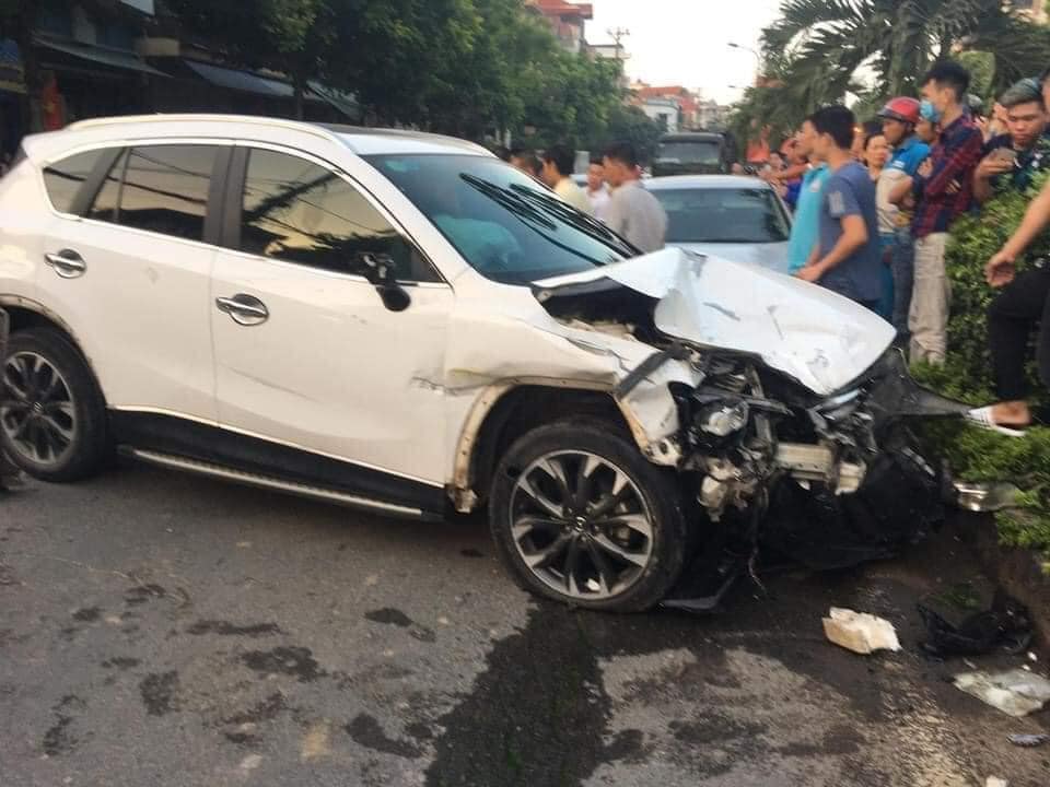 Chiếc ô tô Mazda CX-5 tại hiện trường vụ tai nạn