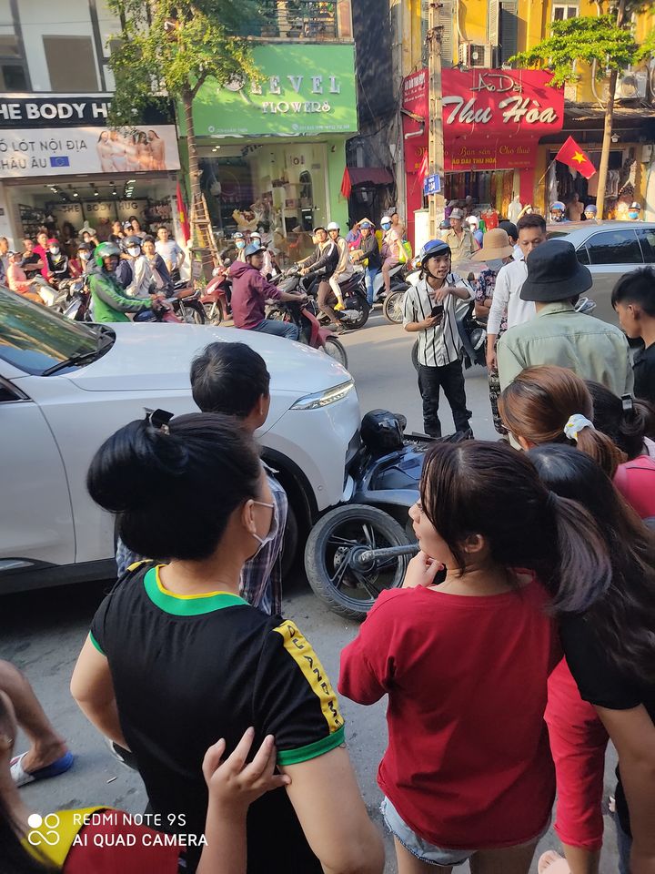 Vụ tai nạn thu hút sự chú ý của nhiều người người dân và người đi đường