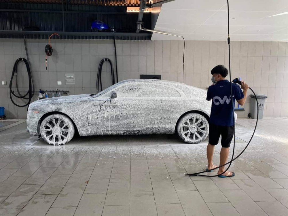 Cường Đô-la từng đăng ảnh một chiếc Rolls-Royce Wraith Series II rửa xe ở một trung tâm chăm sóc xe ở quận 2 đã khiến giới mê xe nghi ngờ doanh nhân phố núi tậu chiếc xe này