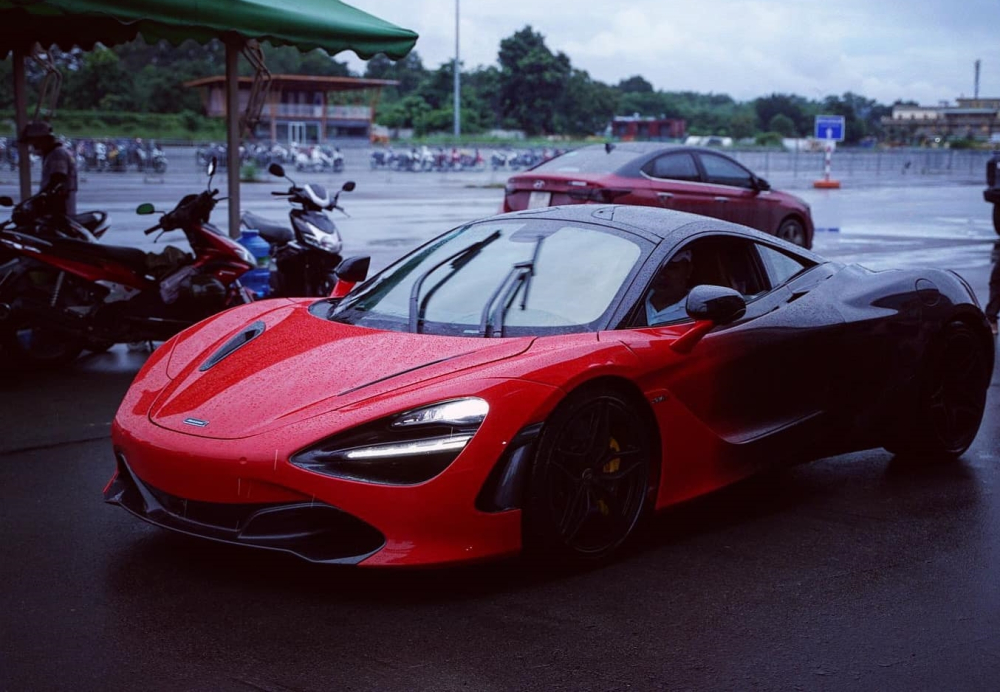 Siêu xe McLaren 720S Coupe với bộ áo 2 tông màu
