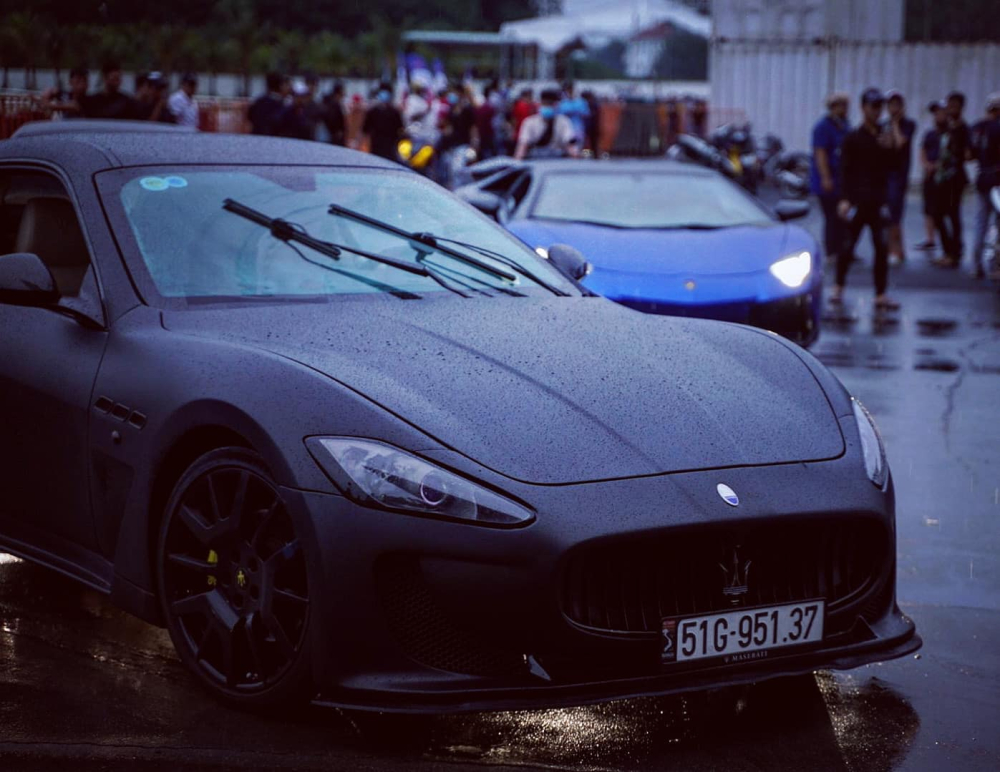 Một chiếc xe thể thao Maserati GranTurismo