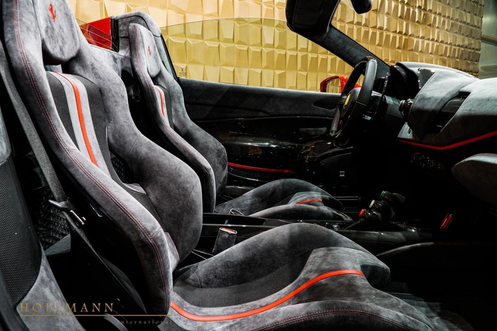 Vài hình ảnh nội thất của một chiếc siêu xe mui trần Ferrari 488 Pista Spider
