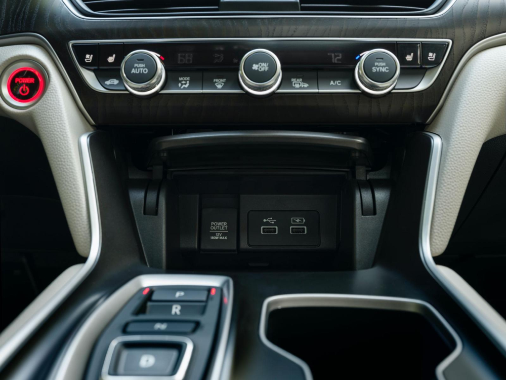 Cổng USB d&agrave;nh cho h&agrave;ng ghế trước được chuyển sang vị tr&iacute; mới