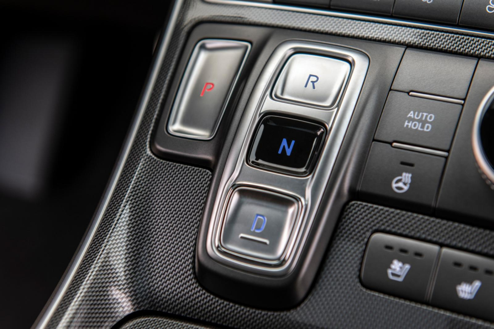 Nút bấm chuyển số của Hyundai Santa Fe 2021