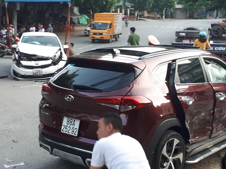 Hiện trường vụ tai nạn giữa chiếc &ocirc; t&ocirc; Kia Rio v&agrave; Hyundai Tucson