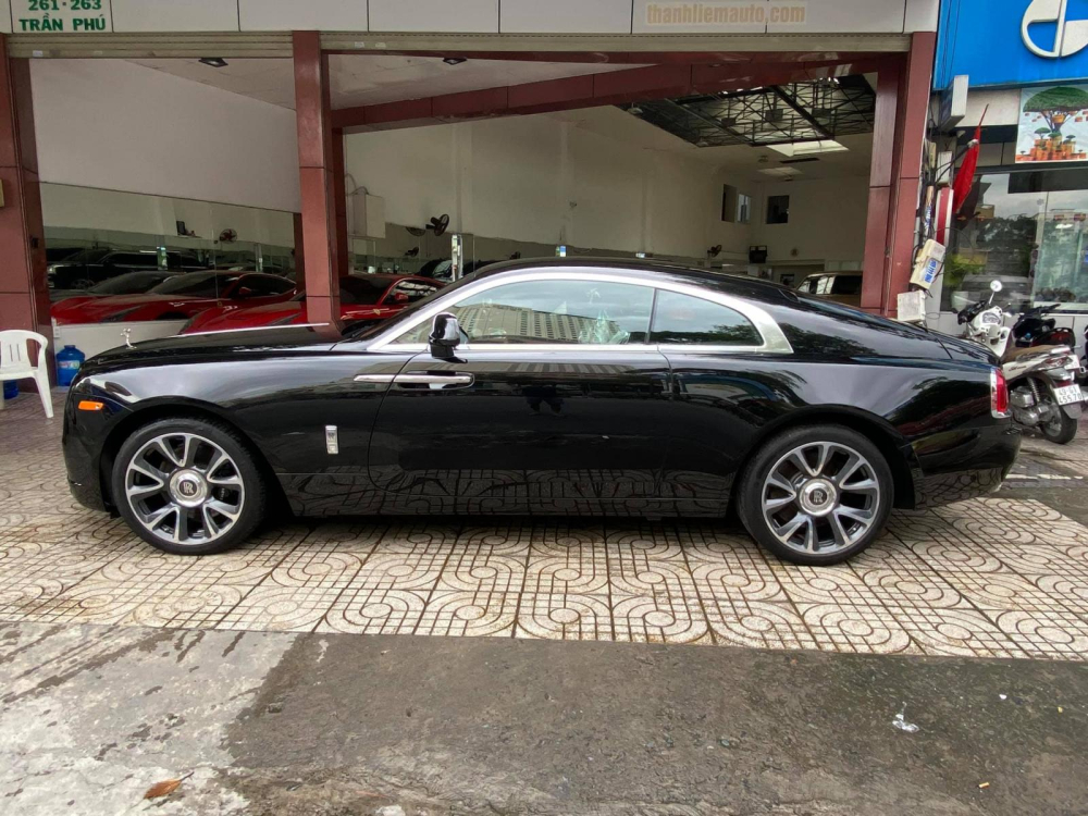 Trước đó chiếc Rolls-Royce Wraith Series II này đeo biển Hải Phòng Trước đó chiếc Rolls-Royce Wraith Series II này đeo biển Hải Phòng