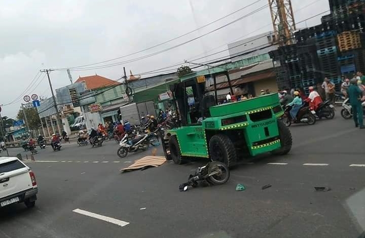 Va chạm với xe nâng, người đi xe máy chết thảm dưới đường