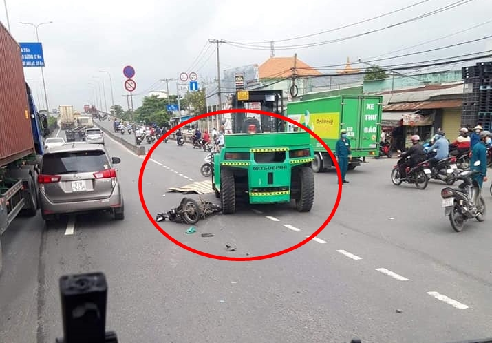 Vụ va chạm xảy ra ngay trước đường dẫn lên cầu Bình Phước II