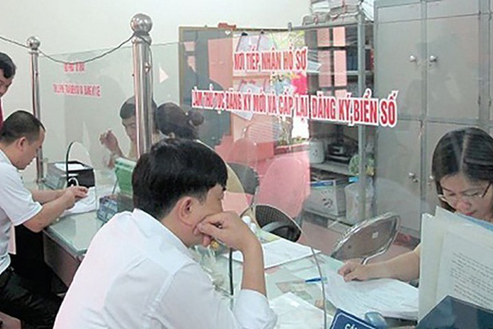 Điền tờ khai đăng ký xe ô tô cần có chữ ký của người bán xe và người mua xe. Điền tờ khai đăng ký xe ô tô cần có chữ ký của người bán xe và người mua xe.