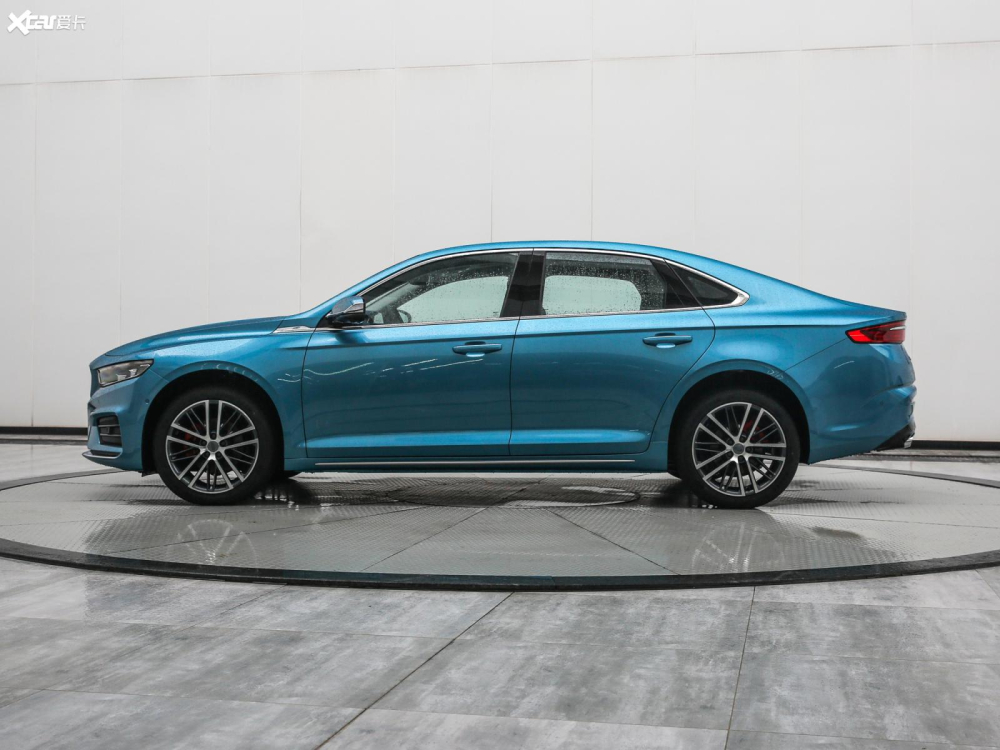 B&ecirc;n sườn của Geely Xing Rui&nbsp;c&oacute; một đường g&acirc;n nổi bật, k&eacute;o d&agrave;i ph&iacute;a dưới cửa sổ