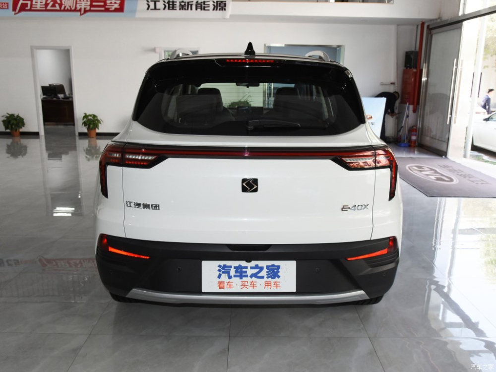 Đuôi xe áp dụng thiết kế đèn hậu dạng thanh dài nối liền nhau, cửa hậu khá rộng