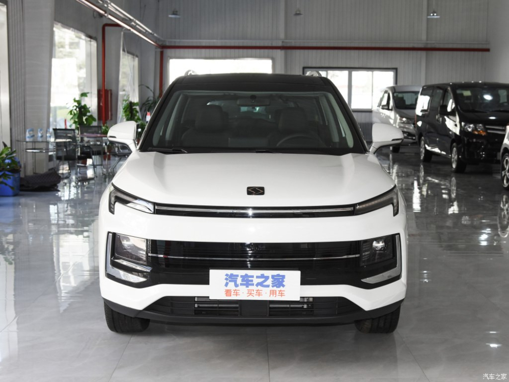 Góc nhìn trực diện đầu xe cho thấy một hệ thống đèn đẹp mắt