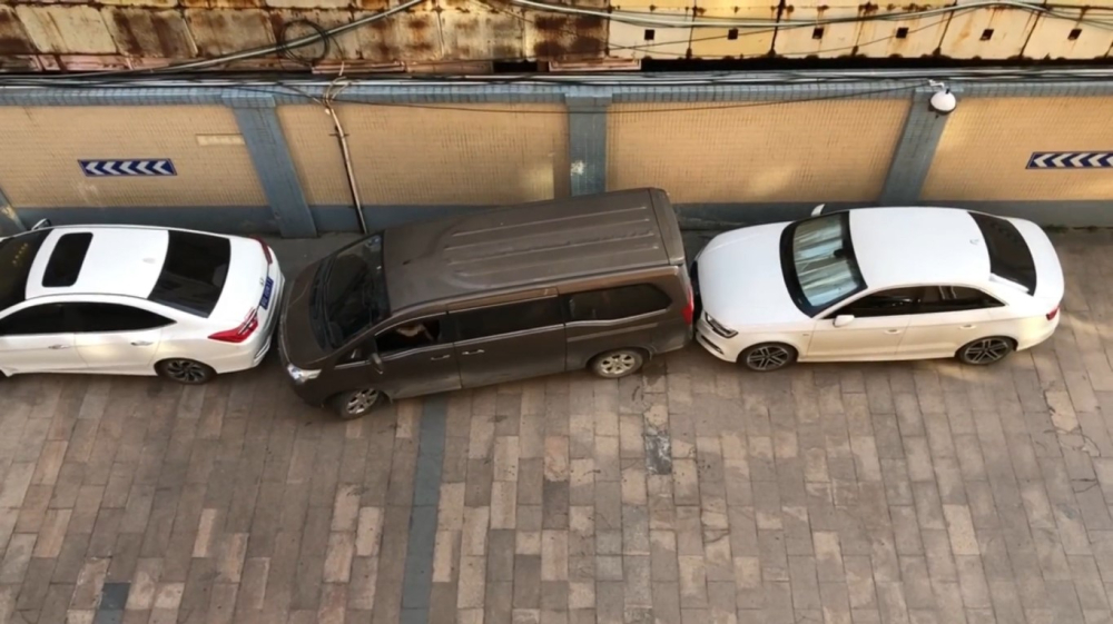T&agrave;i xế điều khiển chiếc minivan đ&atilde; v&ocirc; c&ugrave;ng ki&ecirc;n nhẫn v&agrave; kh&eacute;o l&eacute;o trong qu&aacute; tr&igrave;nh đ&aacute;nh xe ra khỏi chỗ đỗ