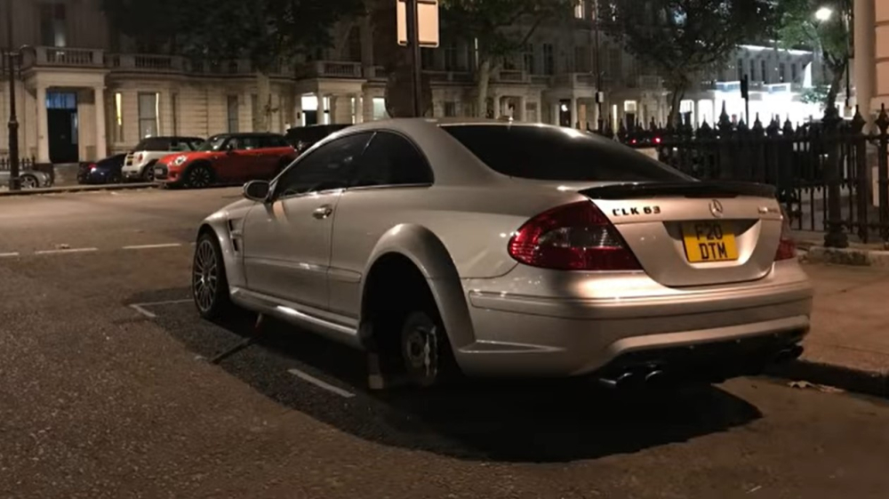 Chiếc Mercedes CLK 63 AMG Black Series bị ăn trộm 2 b&aacute;nh sau