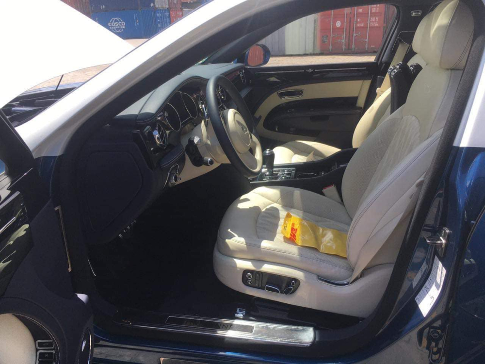Đ&acirc;y l&agrave; khoang l&aacute;i của chiếc xe si&ecirc;u sang Bentley Mulsanne EWB mới về Việt Nam