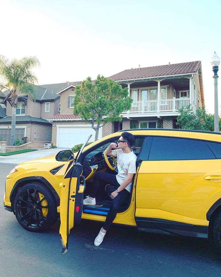 Chiếc Lamborghini Urus n&agrave;y được doanh nh&acirc;n Đỗ Quang Vinh chạy ở nước ngo&agrave;i rồi mới chuyển về Việt Nam để c&oacute; xe di chuyển