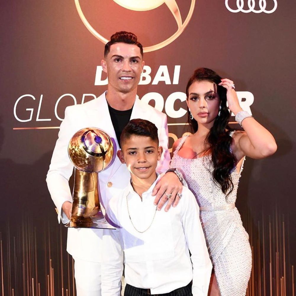 Cristiano Ronaldo l&agrave; cầu thủ mới nhất d&iacute;nh Covid-19