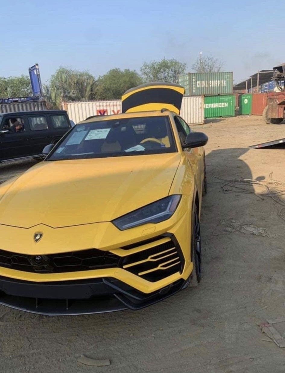 Chiếc Lamborghini Urus của doanh nh&acirc;n Đỗ Quang Vinh c&oacute; m&agrave;u sơn v&agrave;ng Giallo Auge