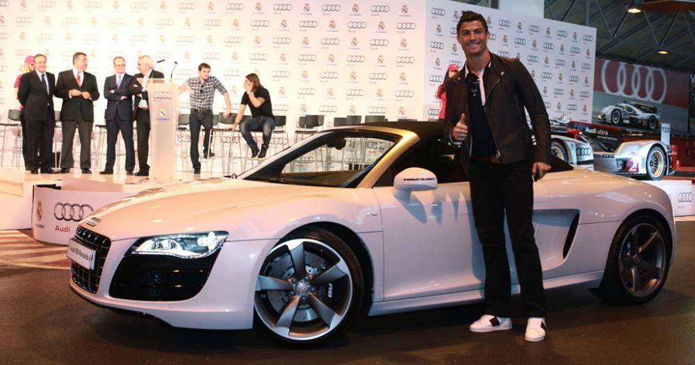 Cristiano Ronaldo c&ugrave;ng si&ecirc;u xe mui trần Audi R8