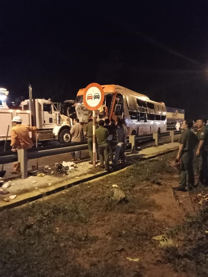Cả &ocirc; t&ocirc; kh&aacute;ch v&agrave; xe container đều hư hỏng nặng