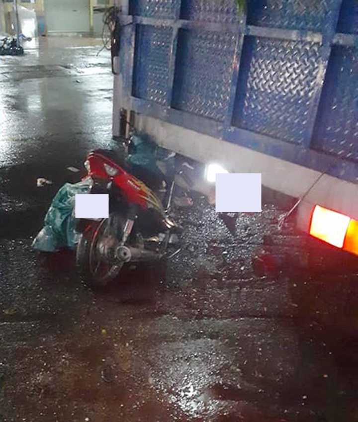Hiện trường vụ tai nạn xe m&aacute;y t&ocirc;ng đu&ocirc;i xe tải ở Bắc Ninh v&agrave;o tối qua