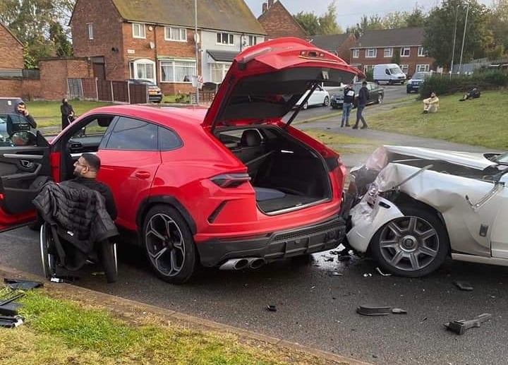 Chiếc xe siêu sang hư hỏng khá nặng phần đầu xe sau khi tông vào Lamborghini Urus Chiếc xe siêu sang hư hỏng khá nặng phần đầu xe sau khi tông vào Lamborghini Urus