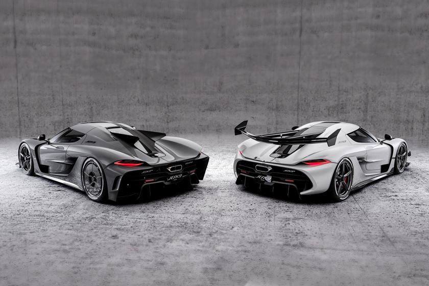 Koenigsegg Jesko bên trái và bên phải là Koenigsegg Jesko Absolut Koenigsegg Jesko bên trái và bên phải là Koenigsegg Jesko Absolut