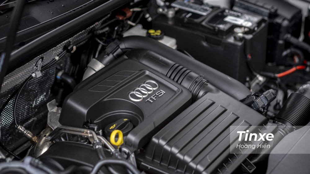 Tại Việt Nam, Audi Q3 Sportback mới ra mắt chỉ c&oacute; 1 phi&ecirc;n bản l&agrave; 35 TFSI với động cơ xăng 1.4L, t&iacute;ch hợp động cơ điện mild hybrid 48V, c&oacute; khả năng sản sinh c&ocirc;ng suất tối đa 148 m&atilde; lực v&agrave; m&ocirc;-men xoắn cực đại 250 Nm. Nhờ đ&oacute;, xe n&agrave;y mất 9,3 gi&acirc;y để tăng tốc từ 0-100 km/h trước khi đạt vận tốc tối đa 20