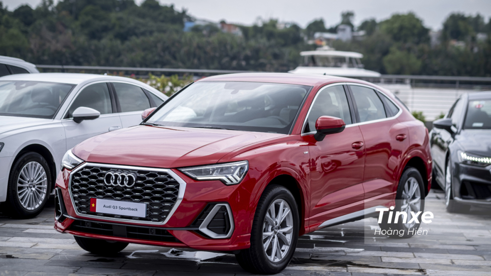 Vẫn như trước đ&acirc;y, Audi Q3 Sportback kh&ocirc;ng được c&ocirc;ng bố gi&aacute; b&aacute;n ch&iacute;nh thức nhưng theo nhiều th&ocirc;ng tin th&igrave; mẫu xe n&agrave;y c&oacute; gi&aacute; hơn 2 tỉ đồng.