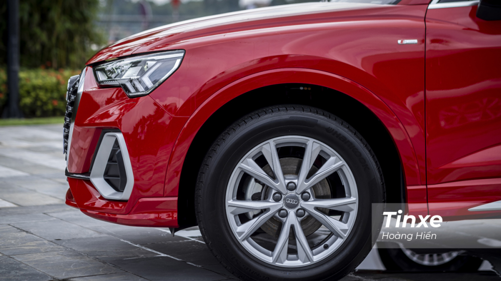 Đi k&egrave;m với Audi Q3 Sportback l&agrave;booj v&agrave;nh hợp kim 5 chấu k&eacute;p chữ V k&iacute;ch thước 17 inch.